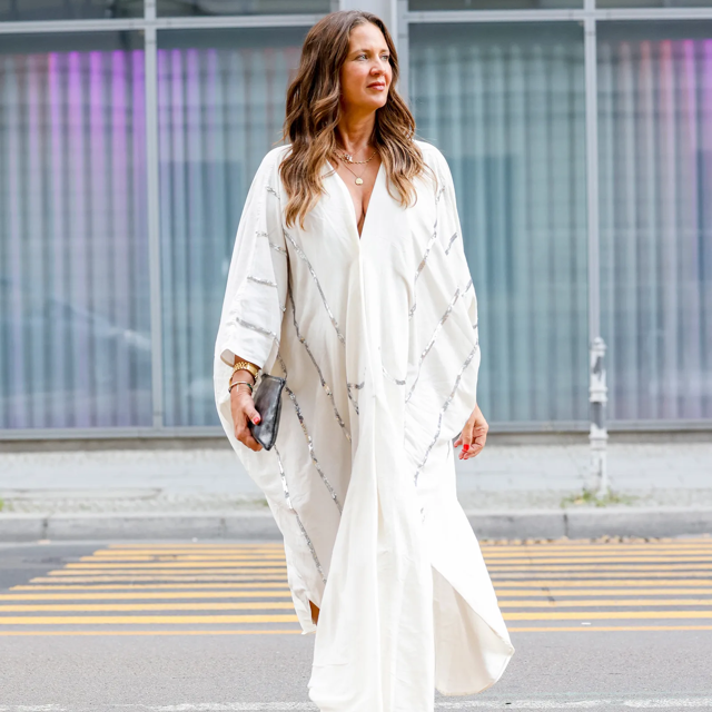 Sfera se adelanta al otoño con este vestido estilo caftán que ya enamora a las mujeres de 60+: elegante y disimula barriga