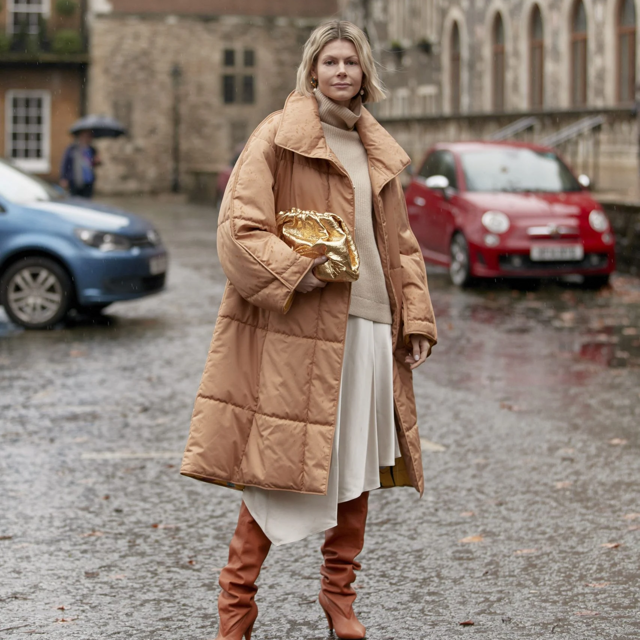 El abrigo impermeable de Mango, en color tendencia Otoño/Invierno 2025, es la nueva obsesión de las más elegantes