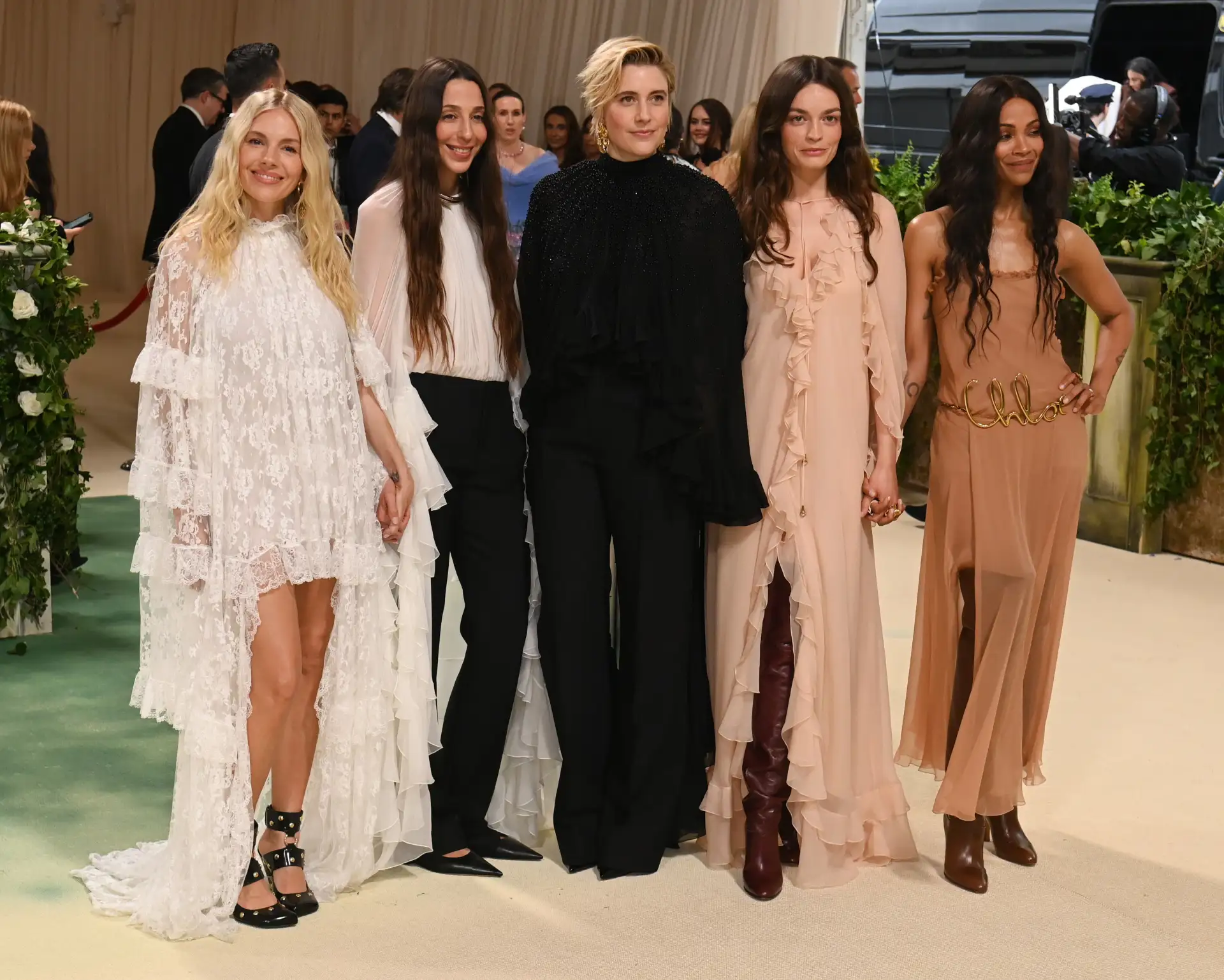 Sienna Miller, Chemena Kamali, Greta Gerwig, Emma Mackey y Zoe Saldana durante la Gala Met 2024