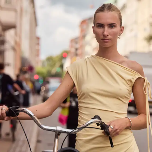 El vestido de Zara para otoño/invierno 2025 que arrasa entre las más elegantes y que llevarás 24/7 hasta la primavera que viene