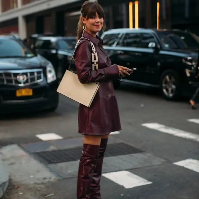 Ayer llegó a Zara el vestido con el color más tendencia del otoño/invierno 2025: combina con botas y chaquetita