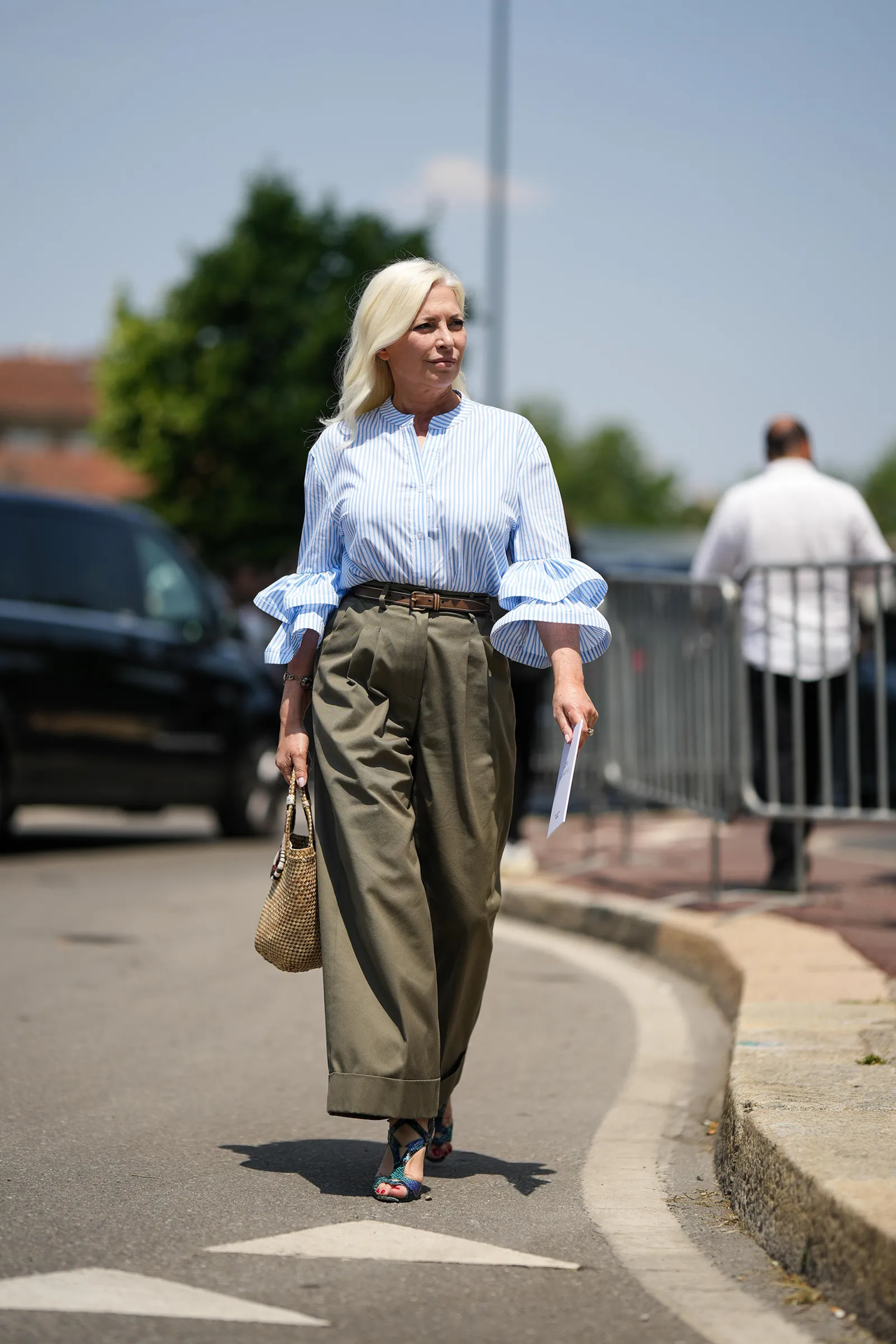 street style blusa volantes pantalones fluidos