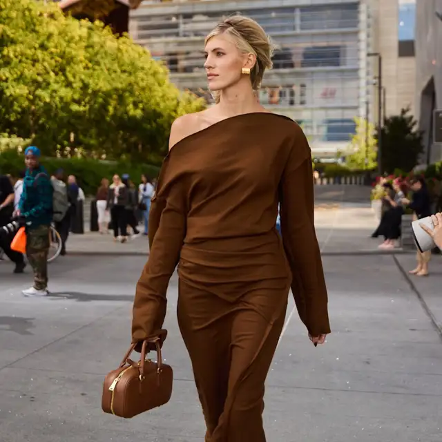 Ayer llegó a Zara el vestido con el color tendencia del otoño/invierno 2025: elegante y combina con botas y chaquetita