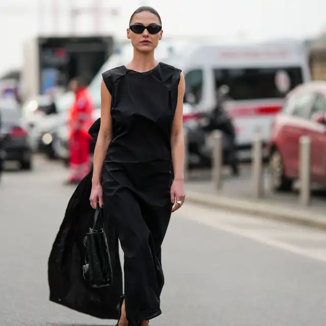 Ayer llegó a Mango el vestido negro que llevarás 24/7 este invierno para vestir sencilla y elegante (por menos de 30 euros)