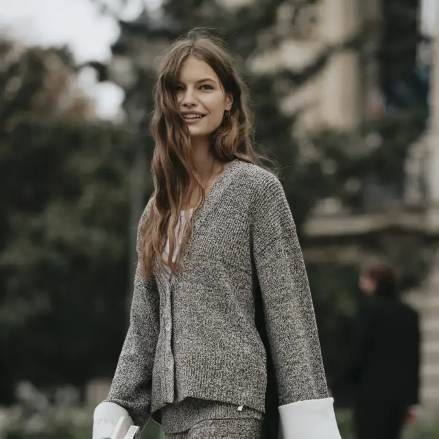 Massimo Dutti da la bienvenida al invierno con los 6 cárdigans de punto más elegantes para los días de frío (en los colores del 2025)