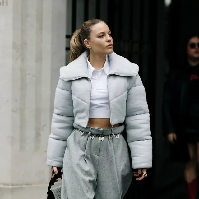 Despídete de la parka: llega a Massimo Dutti el abrigo acolchado con capucha más sofisticado para la lluvia (en el color tendencia 2025)