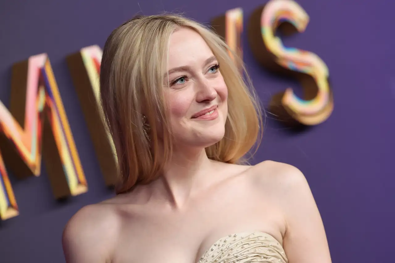 Dakota Fanning a su llegada a la 76ª edición de los Premios Emmy