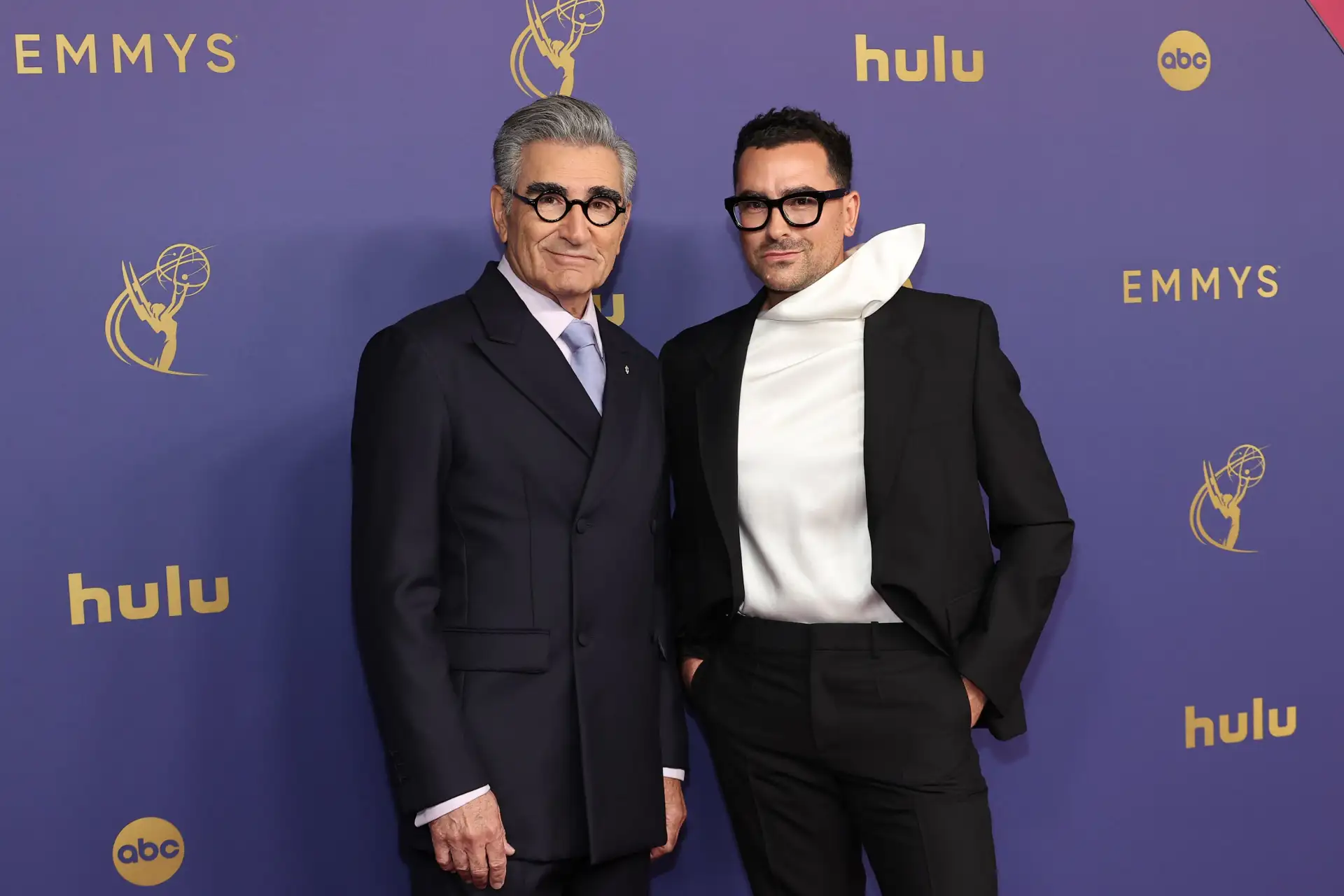 Eugene y Dan Levy, presentadores de los Premios Emmy 2024