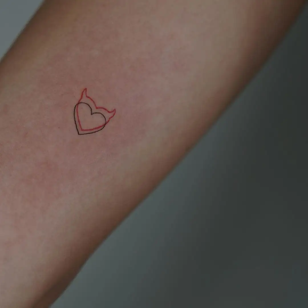 Tattoo corazón con cuernos 