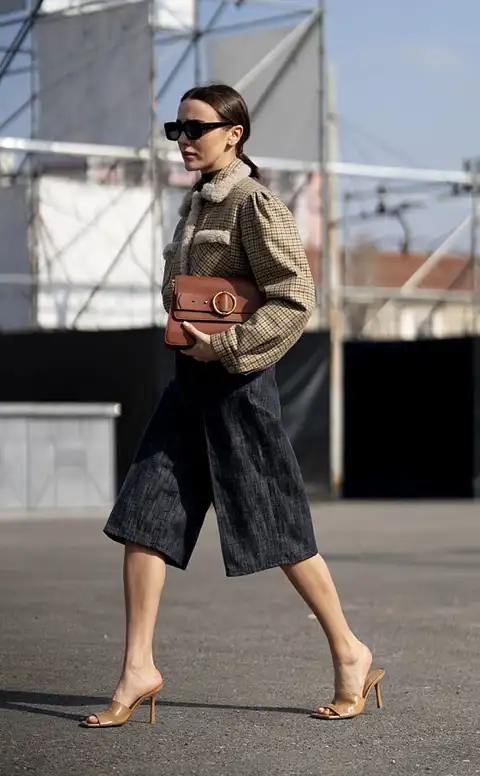 Ni vaqueros, ni faldas midi: este otoño/invierno se llevan estas bermudas de Zara elegantes y en color tendencia