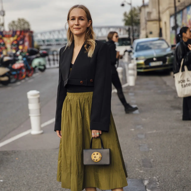 Anoche llego a Zara la falda en el color tendencia del otoño/invierno 2025: en clave midi, disimula barriga y alarga pierna