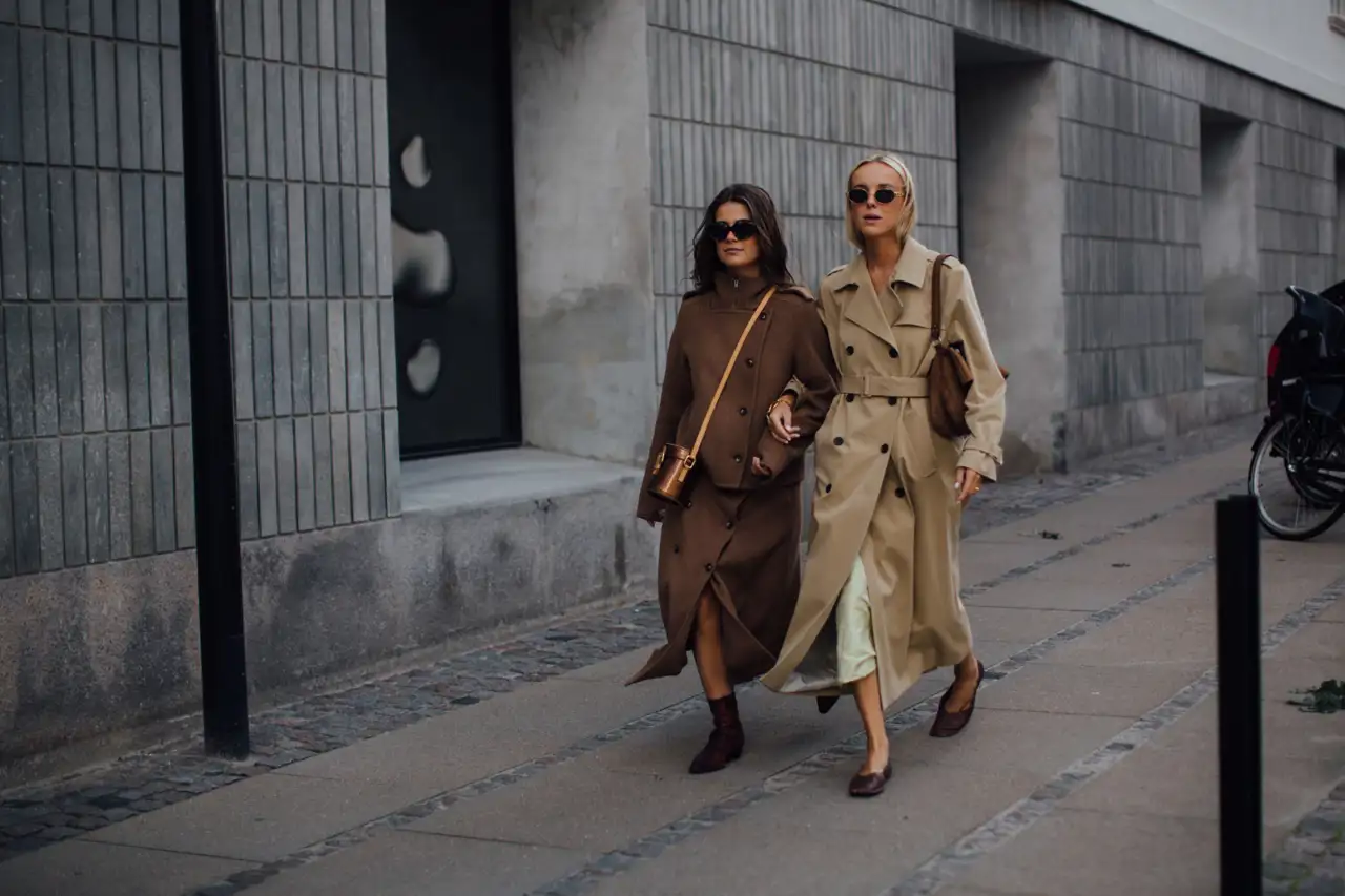 Mujeres con trench