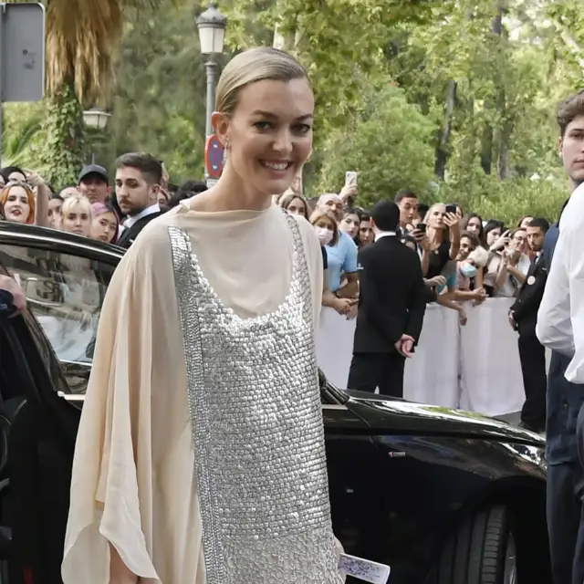 Marta Ortega con un vestido crudo con lentejuelas