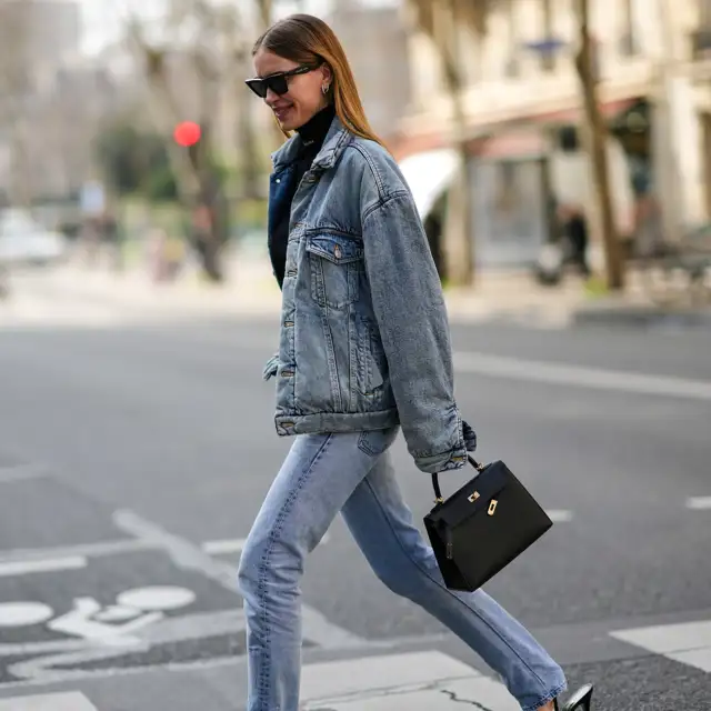 Ha llegado a Zara por 40 euros la chaqueta que llevarás con todos tus vestidos boho este otoño: holgada y efecto denim