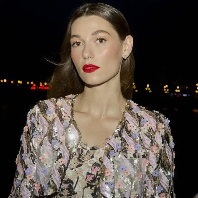 Mathilde Ollivier lleva el charme parisino al Festival de San Sebastián de la mano de Chanel: “me encanta el drama y el suspense”