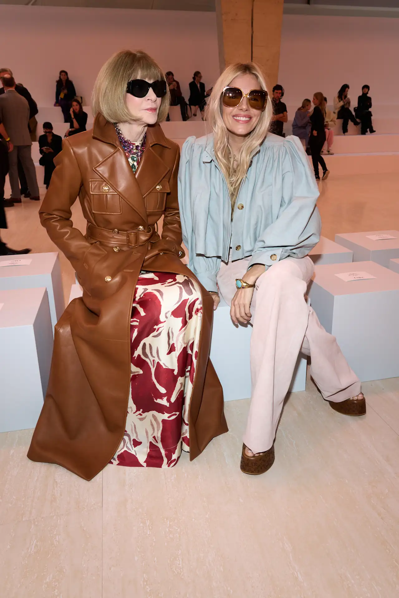 Anna Wintour y Sienna Miller en el desfile de Chloé en París