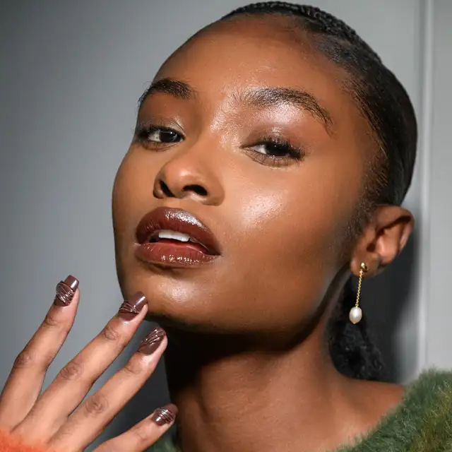 5 colores de uñas que las chicas elegantes llevan en entretiempo: poco vistos y súper chic