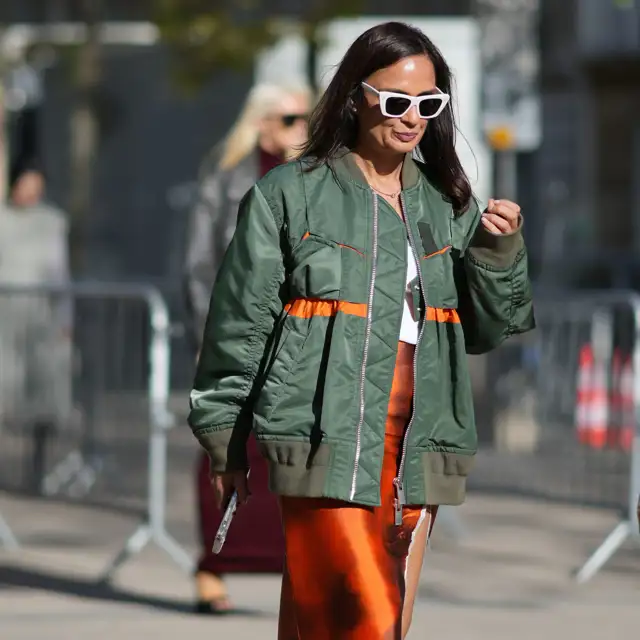 Ha llegado a Zara la chaqueta de lluvia en el color tendencia del otoño/invierno 2025: en clave holgada y con capucha