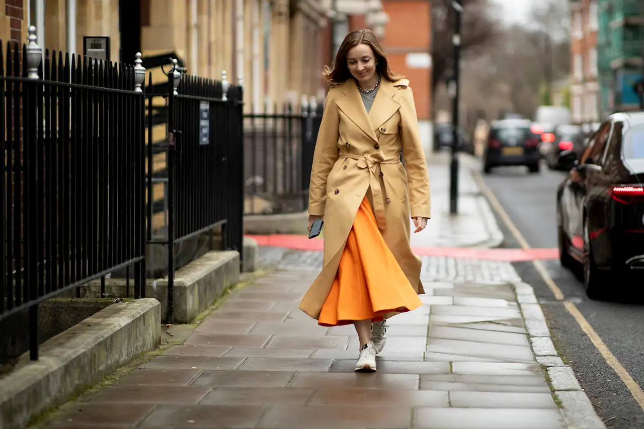 Mujer elegante con zapatillas