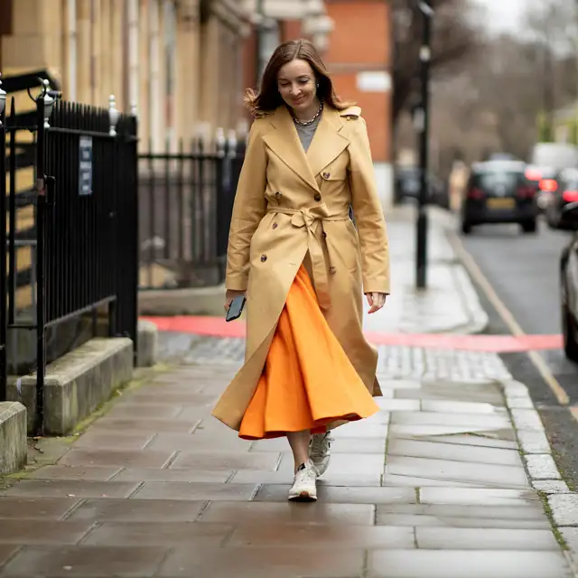 Mujer elegante con zapatillas