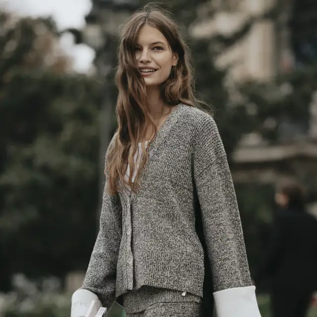 Mango se prepara para el frío con el pantalón de punto más cómodo que un chándal: calentito y elegante para ir guapa en invierno