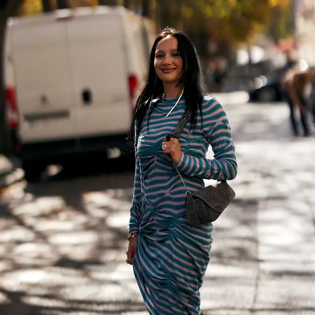  NO a los vestidos de invierno aburridos: 10 modelos rebajados de Mango que tienen estampados alegres y juveniles