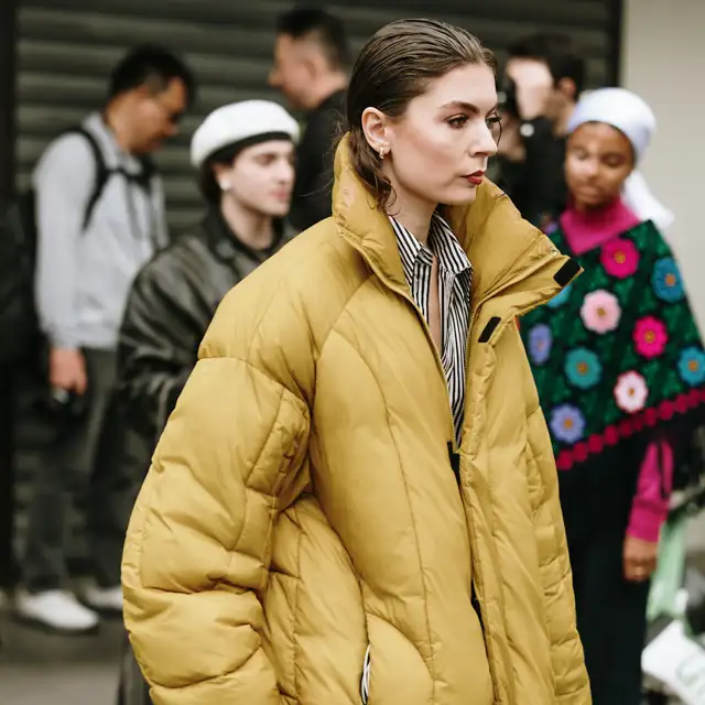 Zara se adelanta al frío con el chaquetón de plumas calentito que te salvará el invierno 2025: impermeable y a prueba de lluvia