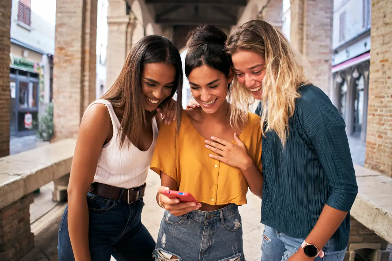 Grupo de chicas con el móvil