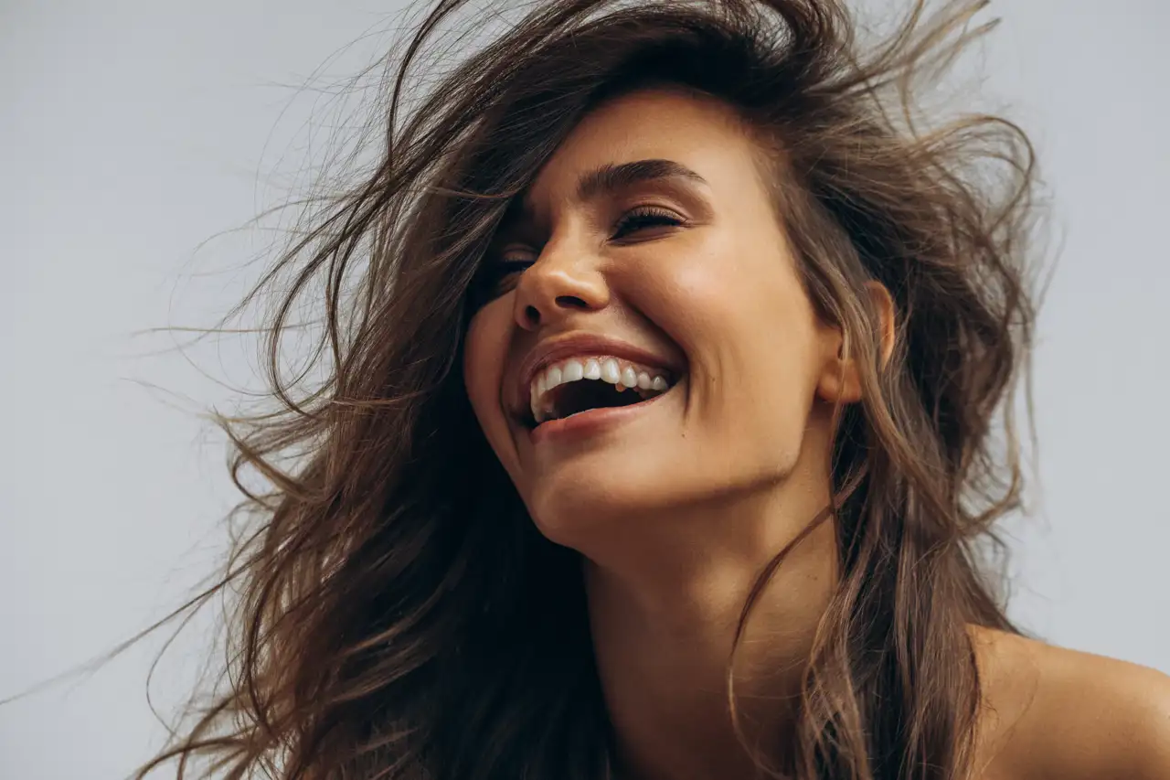 Mujer con pelo al viento