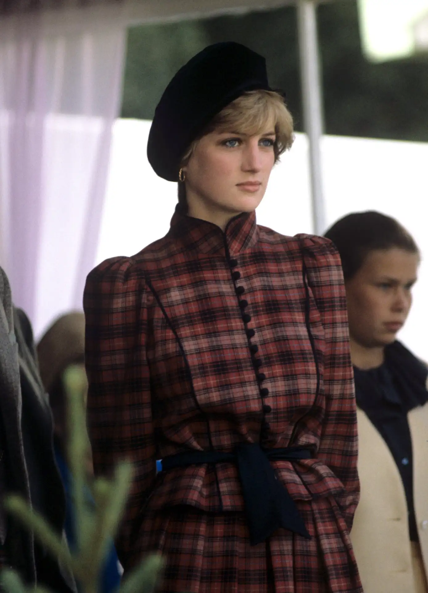 Lady Di en 1991 con un traje de falda y chaqueta a cuadros