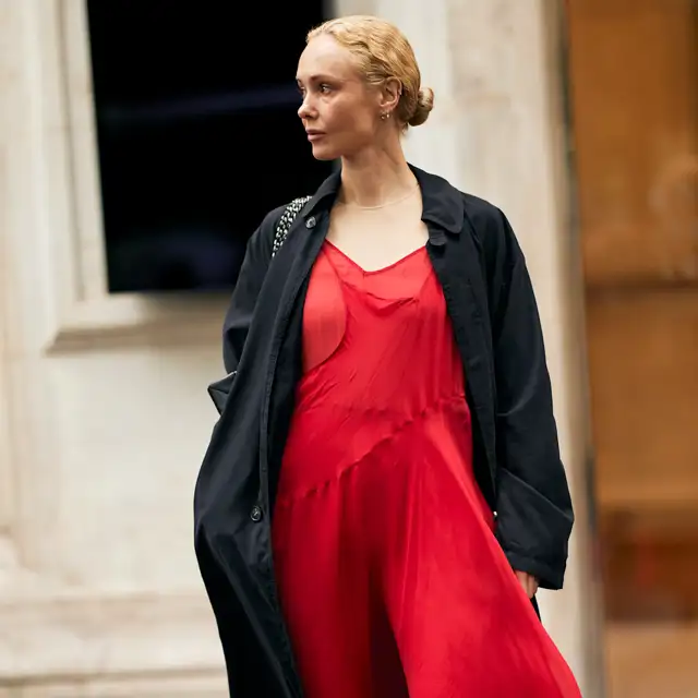 Zara estrena este vestido boho por 40 euros que llevarás todo el otoño/invierno 2025 con botas de caña alta