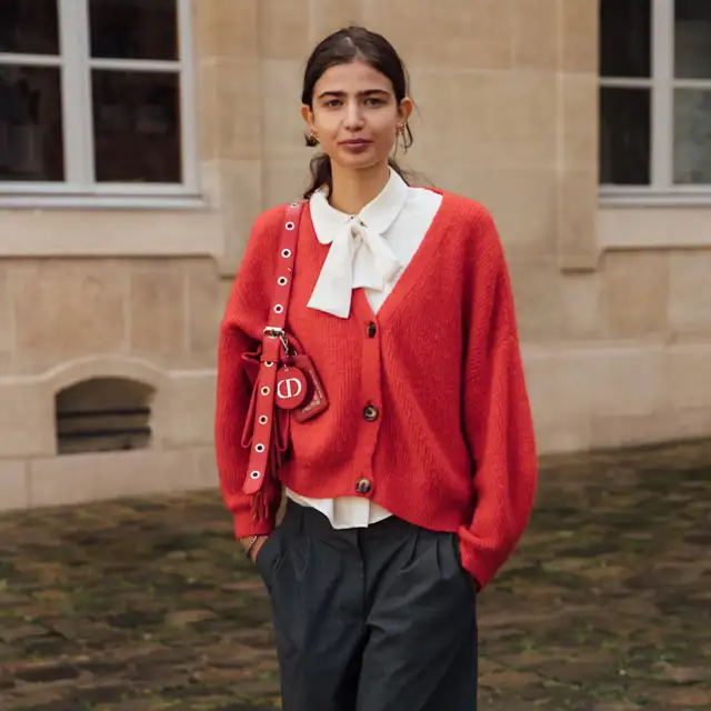 La chaqueta roja de Lefties que llevarás como jersey para darle un toque navideño a tus looks de invierno