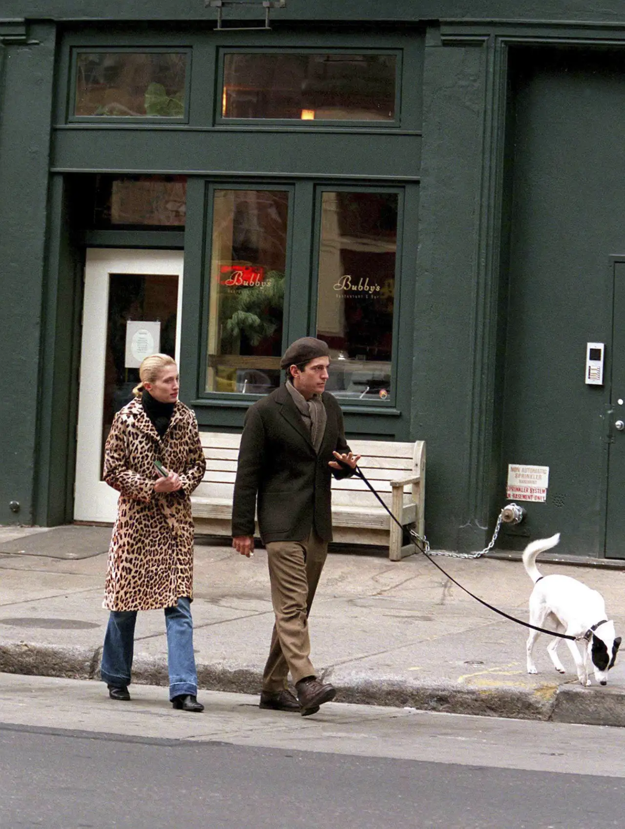 Carolyn Bessette y John John Kennedy en Nueva York con su perro Friday