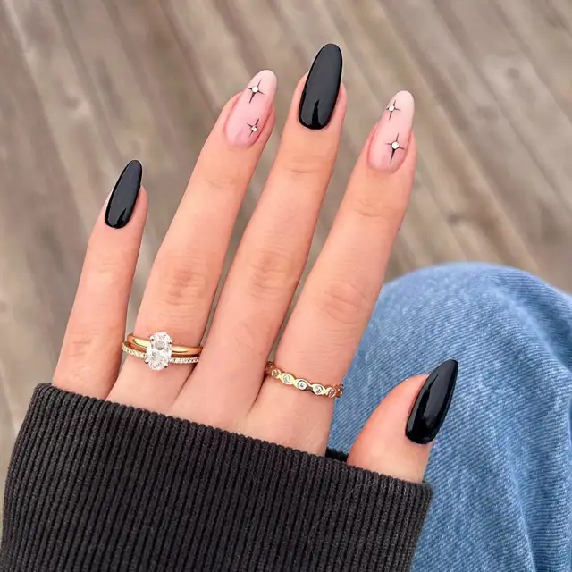 10 uñas negras decoradas que sirven para todas las ocasiones especiales de 2025: Halloween, Navidad y Año Nuevo