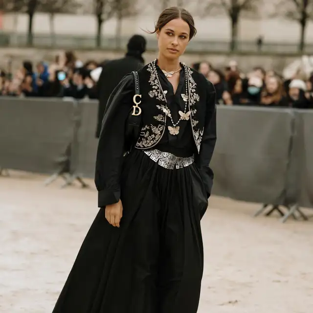 Adiós, blusas: las chicas boho arrasarán con el chaleco de Zara más elegante del invierno 2025 para llevar con vaqueros