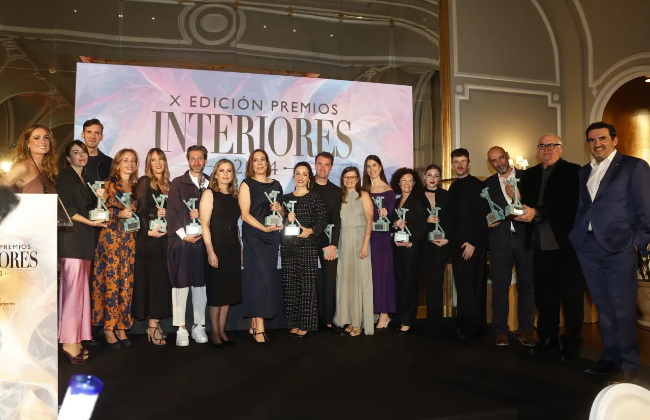 Foto de familia de todos los premiados de la X edición de los Premios Interiores junto a la presentadora Mar Saura