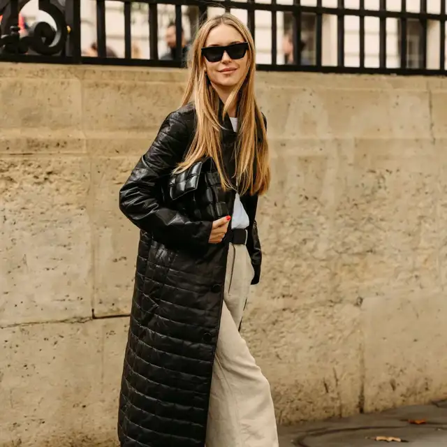 Mango se adelanta a la lluvia con el plumas largo más calentito y elegante de todo el invierno: impermeable y con capucha