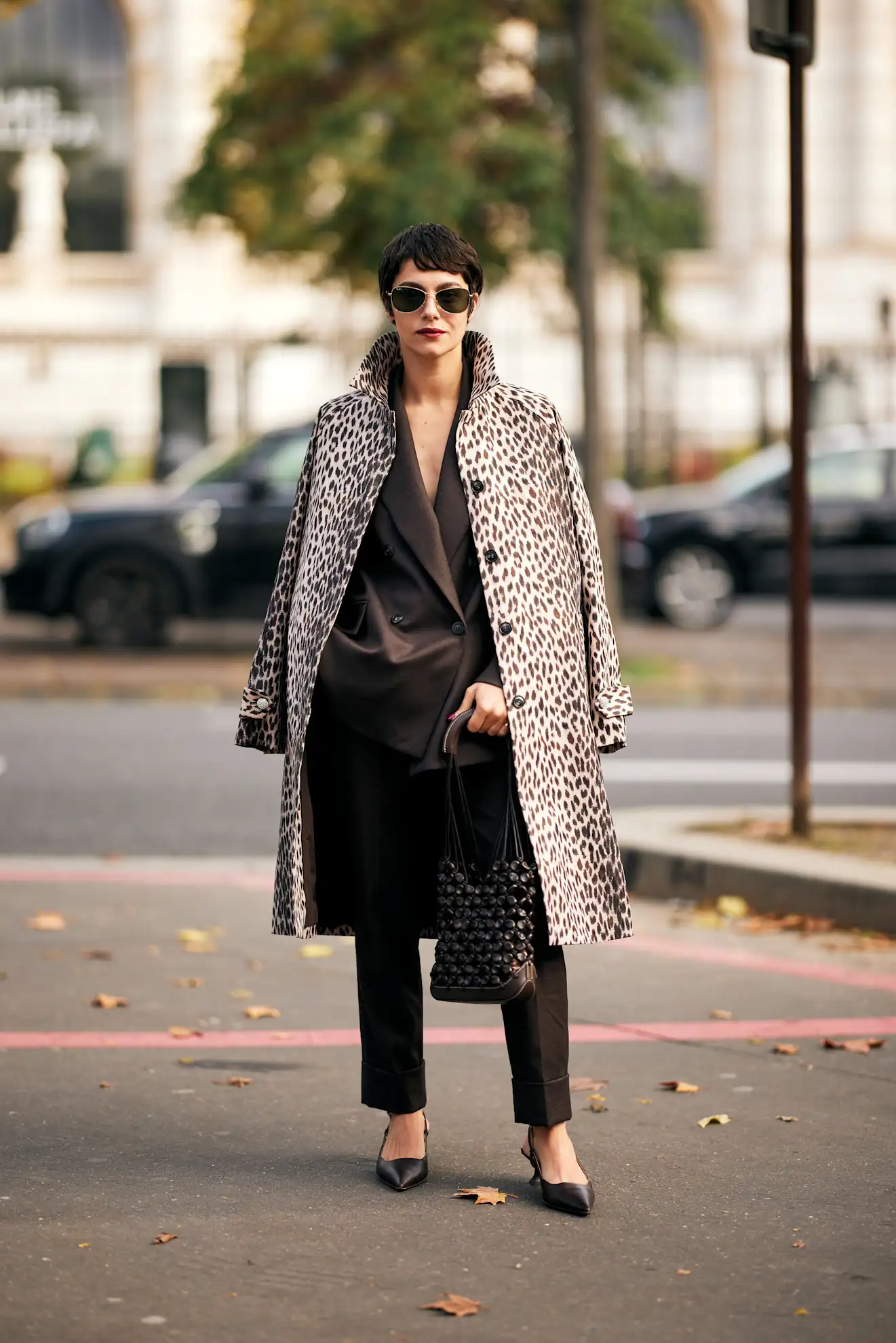 Mujer elegante con tacón bajo