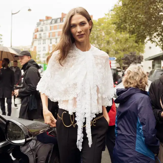 Cómo combinar la blusa blanca de encaje sin echarte años encima