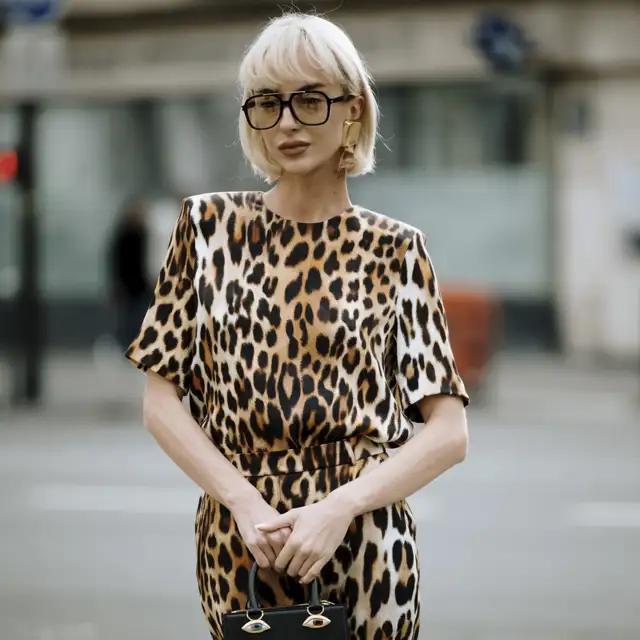 Las mujeres adultas agotarán en Zara Kids este vestido calentito y con estampado tendencia que se lleva con medias y Converse