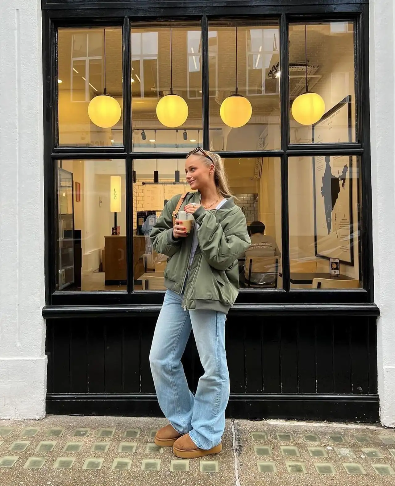 Chica con botas UGG