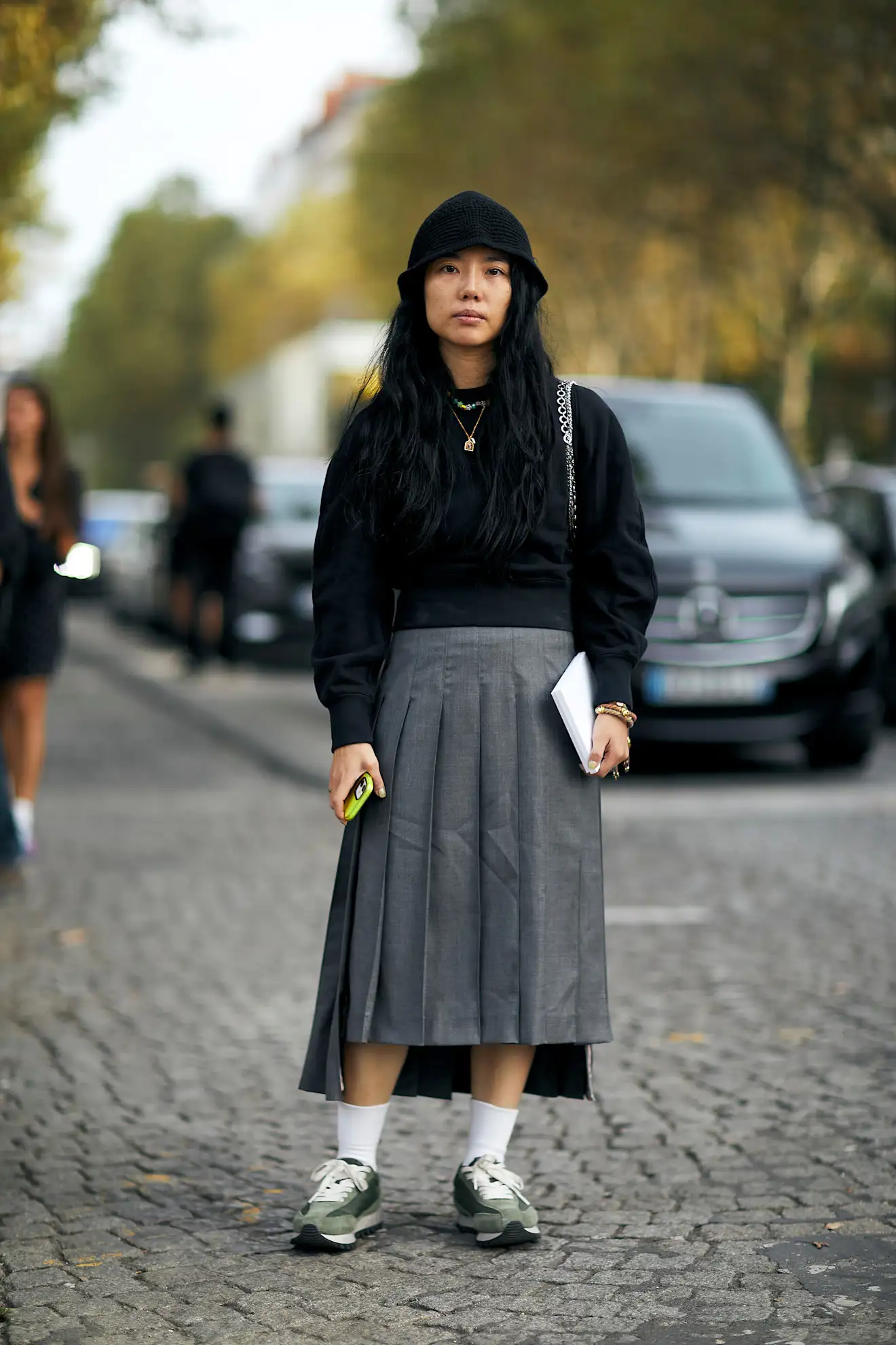 falda midi con zapatillas