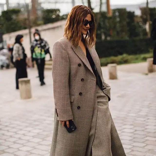 Adiós, gabardina clásica: el abrigo más elegante para invierno está en Zara con el color tendencia 2025 para llevar con vaqueros