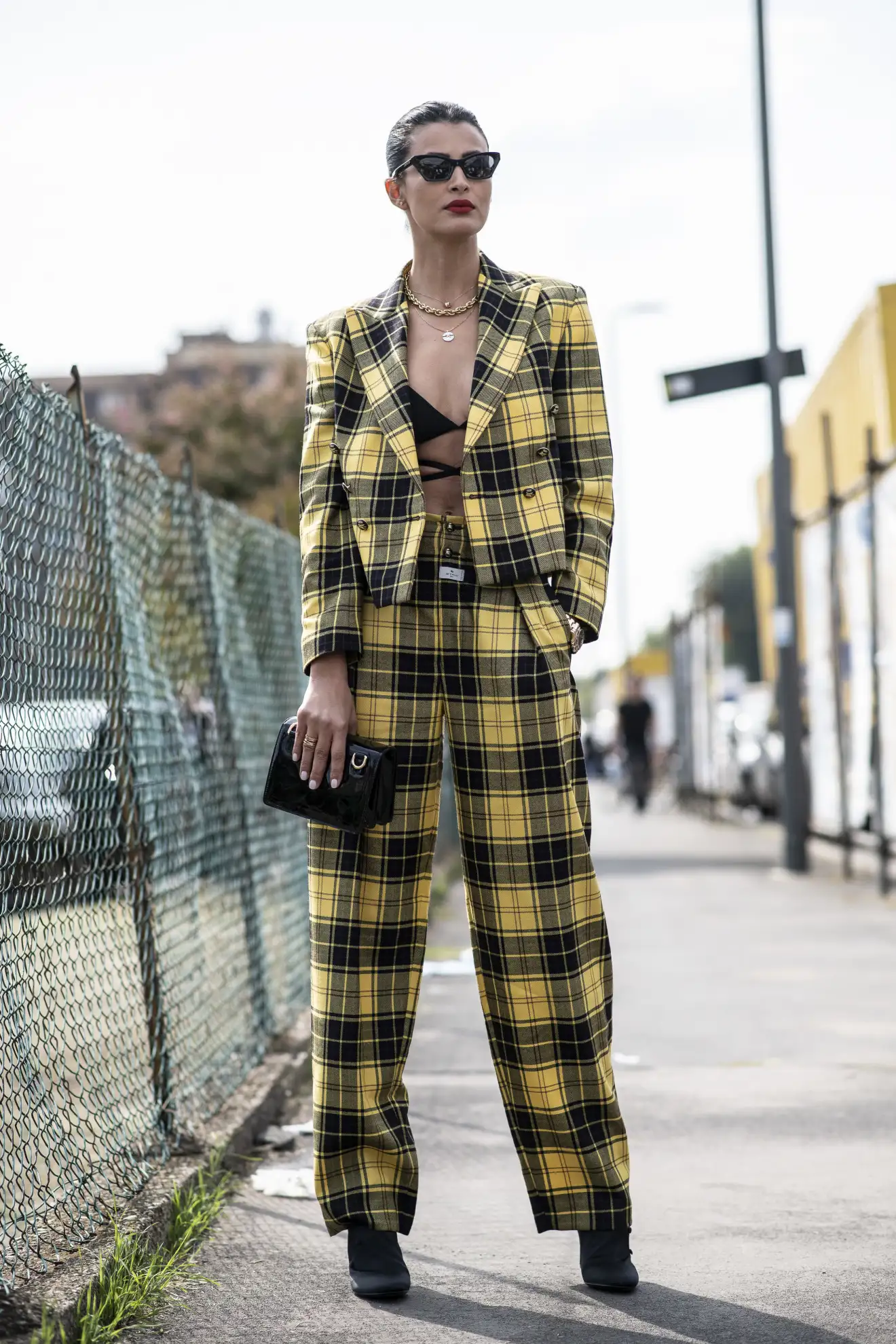 Cómo vestir de amarillo: en trajes de cuadros de galas