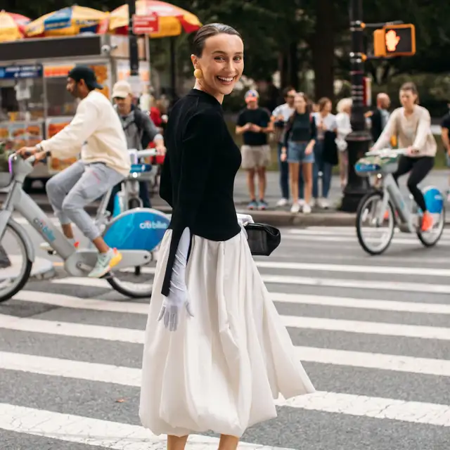 5 sandalias doradas, cómodas, fresquitas y elegantes para llevar con faldas y vestidos midi 