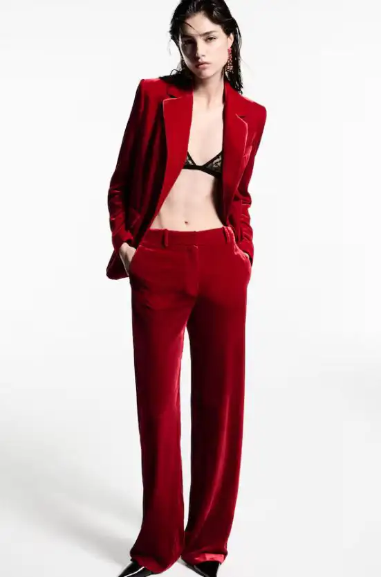 traje rojo