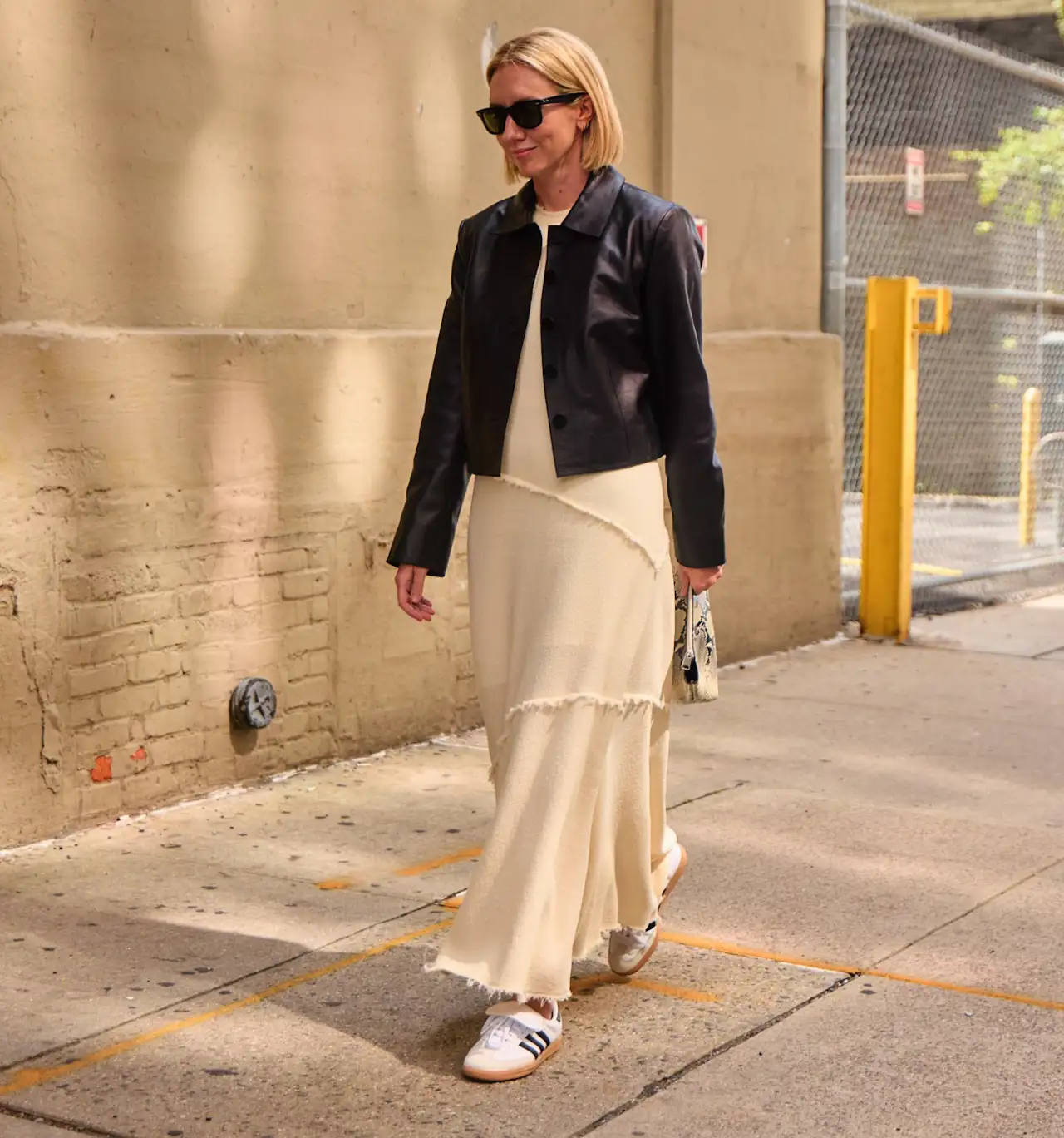 Chica elegante con zapatillas