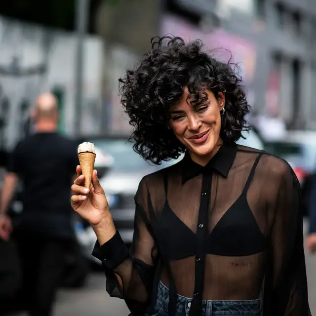 Conchi Arias, peluquera experta en curly recomienda el corte mariposa, "Es ideal para tener más volumen"