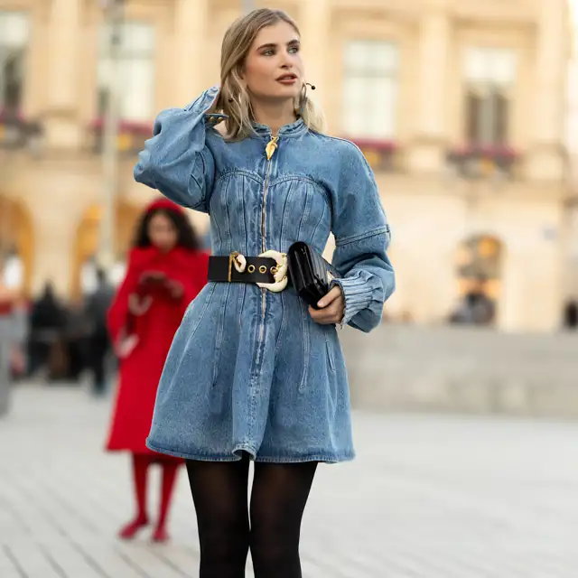 Hoy ha llegado a Sfera el vestido de invierno con manga larga que se lleva con medias negras en invierno