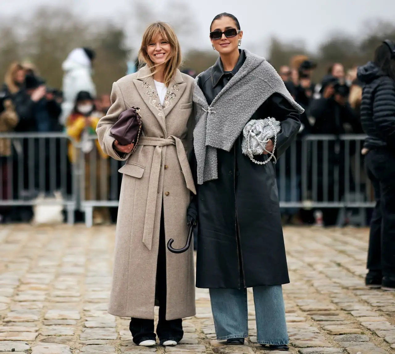 Mujeres elegantes con abrigo